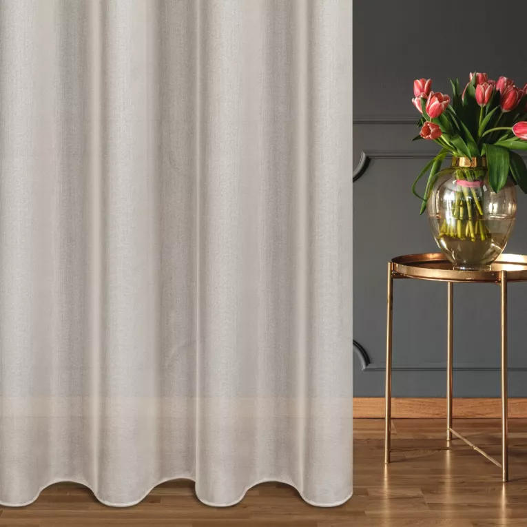 Firana szyta na flexach beżowa z miękkiej tkaniny o delikatnym połysku, wykończona obciążnikiem