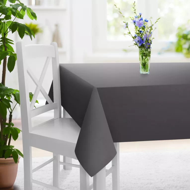 Obrus szyty ciemnografitowy z gładkiej tkaniny zaciemniającej typu dimout wykończona obciążnikiem