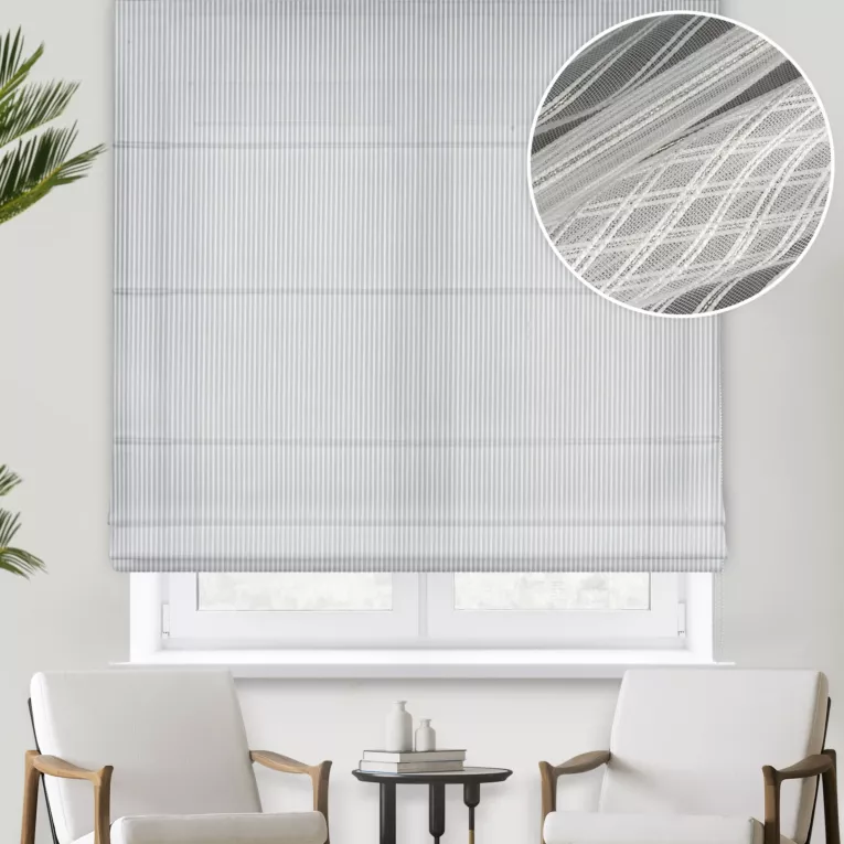 Roleta rzymska biało jasnozłota tkanina w cienkie pionowe pasy, zdobione połyskującą nicią w złotym kolorze, wykończona obciążnikiem