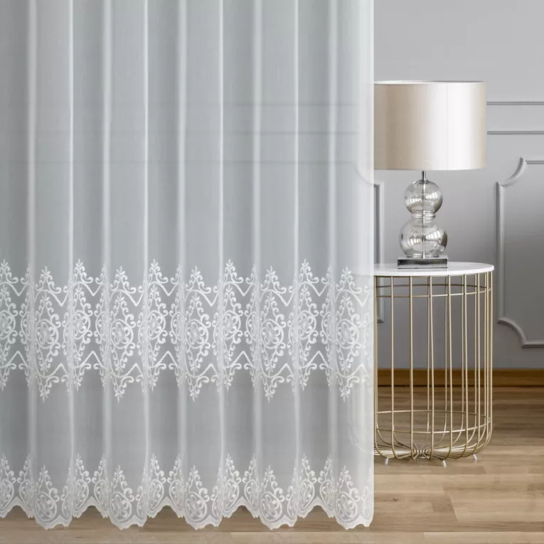 Firana szyta na flexach biała z matowej tkaniny w elegancki, klasyczny wzór