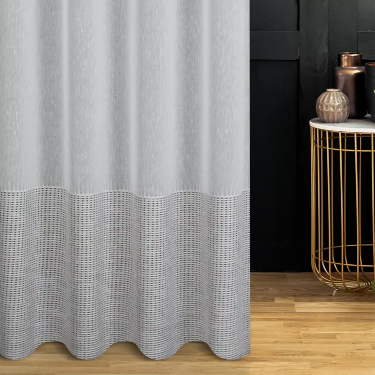 Firana szyta na taśmie fala naturalno beżowa z matowej etaminy ozdobionej szerokim ażurowym pasem, wykończona obciążnikiem