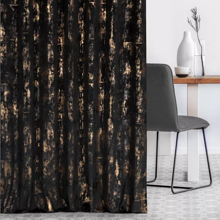 Zasłona szyta na taśmie 5 cm czarno złocista z tkaniny welwetowej zdobionej połyskującym drukiem