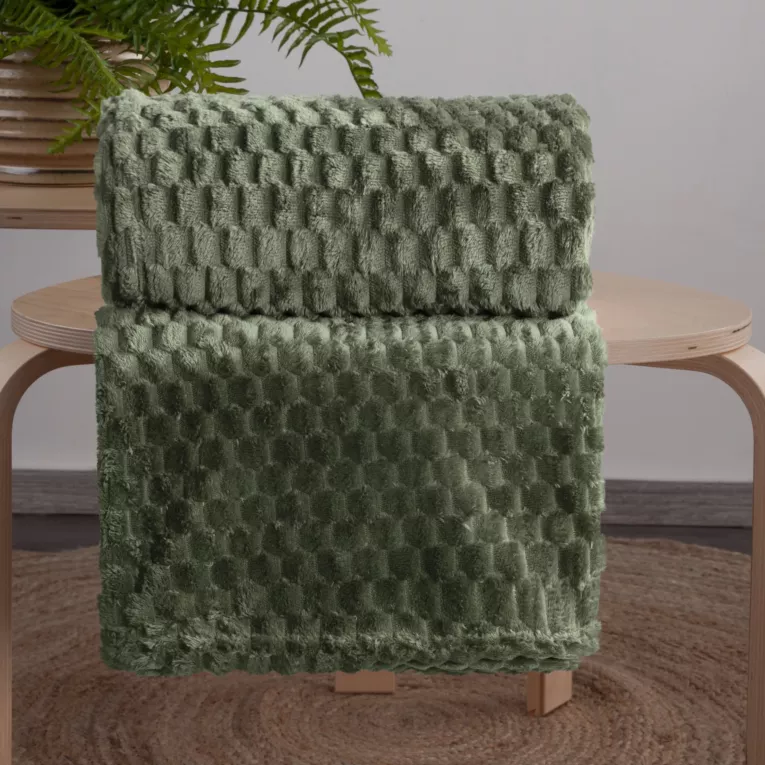 Narzuta na fotel-koc 70x160 cm ciemnooliwkowy miękka i miła w dotyku z wytłaczanym wzorem 3D CINDY 6 DESIGN 91 Eurofirany