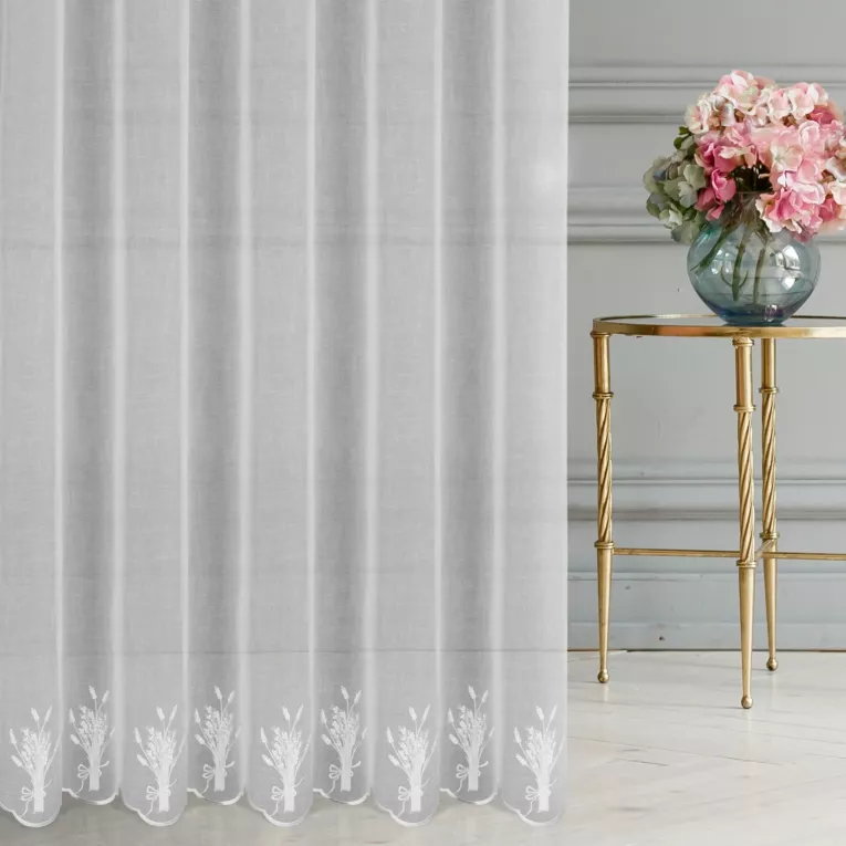 Firana szyta na tunelu biała z tkaniny typu ETAMINA, zdobiona haftem w kształcie lawendy