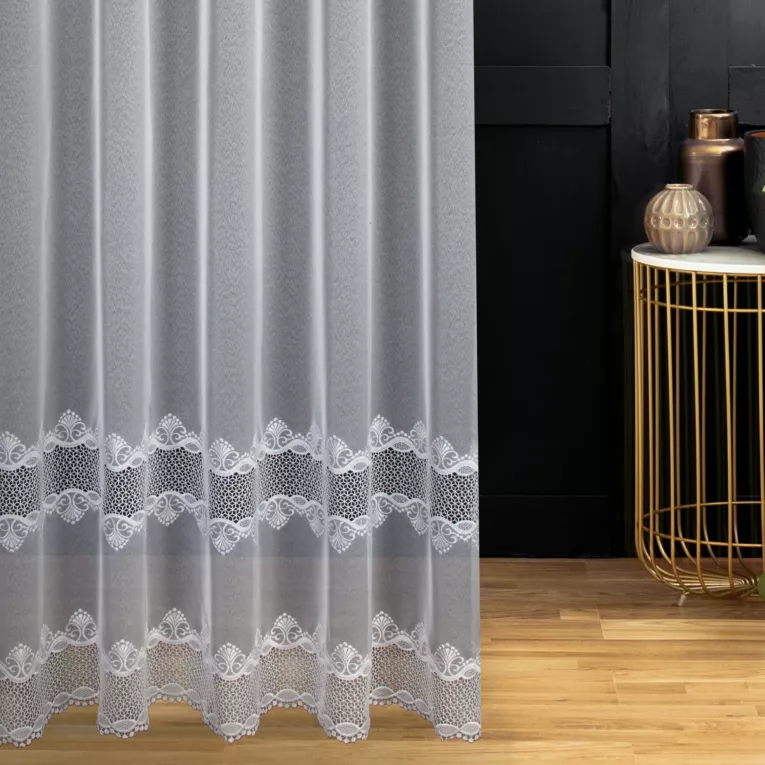 Firana szyta na taśmie fala biała z matowej markizety ozdobionej geometryczną aplikacją