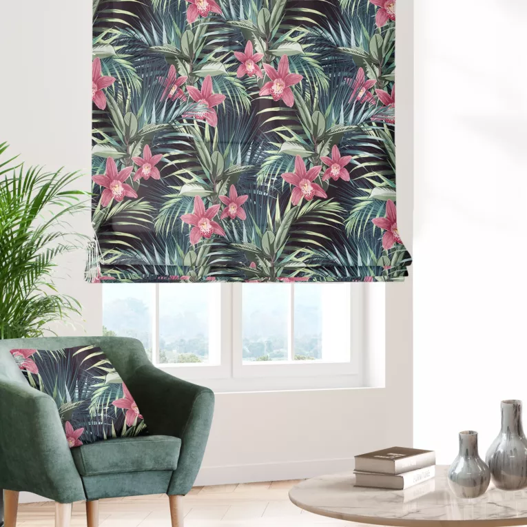 Roleta rzymska CALISTA czarno różowa z miękkiej tkaniny typu blackout drukowanej w botaniczny wzór