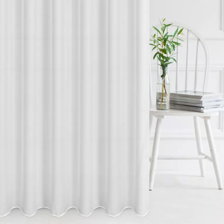 Firana szyta na flexach biała z miękkiej, delikatnej krepy, wykończona obciążnikiem