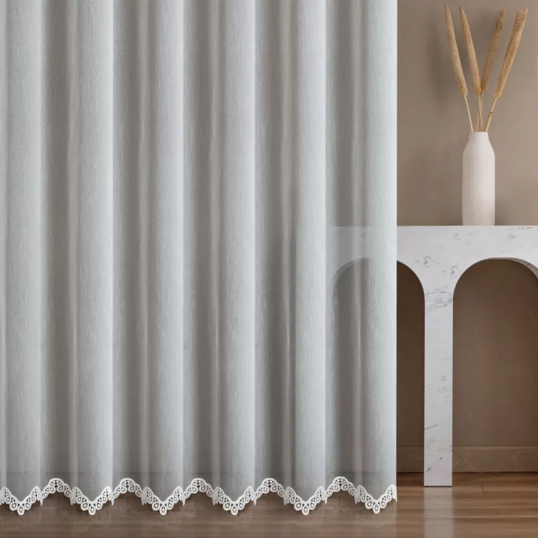 Firana szyta na taśmie 8 cm biała z matowej tkaniny tkaniny typu ADEN z ozdobną aplikacją