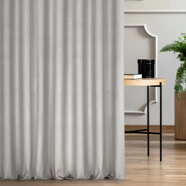 Zasłona szyta na taśmie 5 cm srebrna tkanina welwetowa z błyszczącym, metalicznym nadrukiem drobnej pepitki