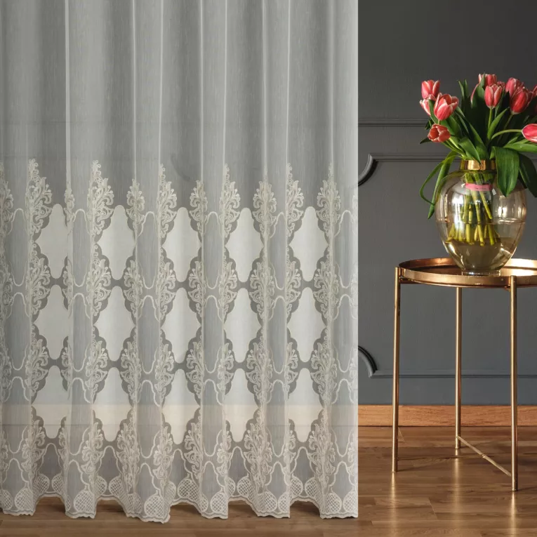 Firana szyta na flexach naturalno beżowa z delikatnej tkaniny typu aden, wykończonej łańcuszkowym haftem Italissima Eva Minge