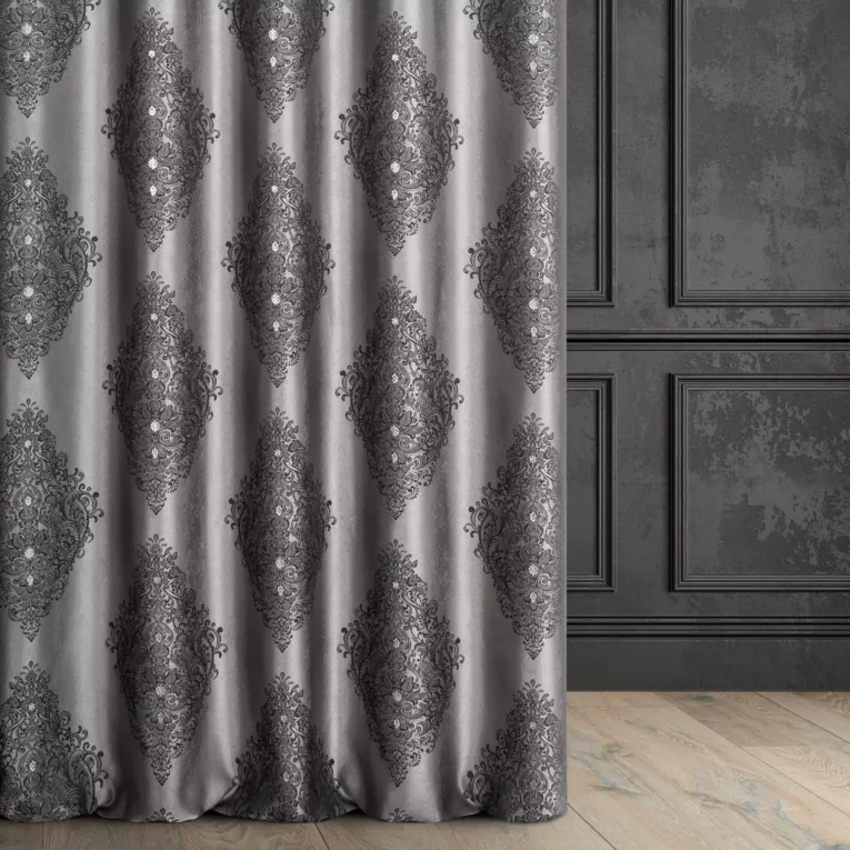 Zasłona szyta na taśmie fala popielata z tkaniny w klasyczny wzór ornamentowy z drobnym błyszczącym akcentem