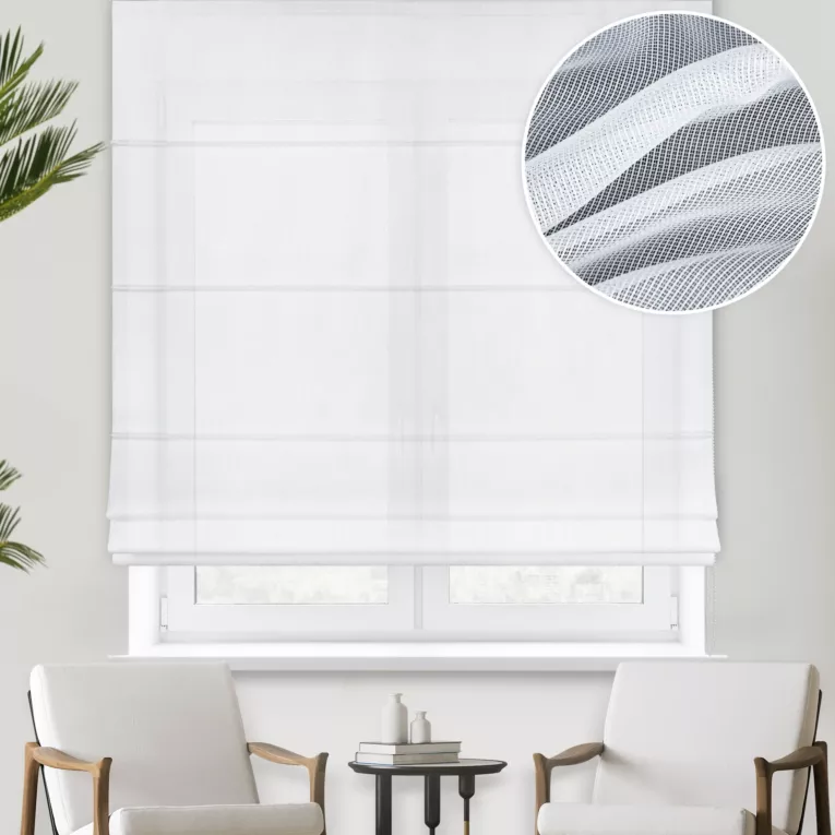 Roleta rzymska biała z siatki zdobionej lureksową nicią, wykończona obciążnikiem