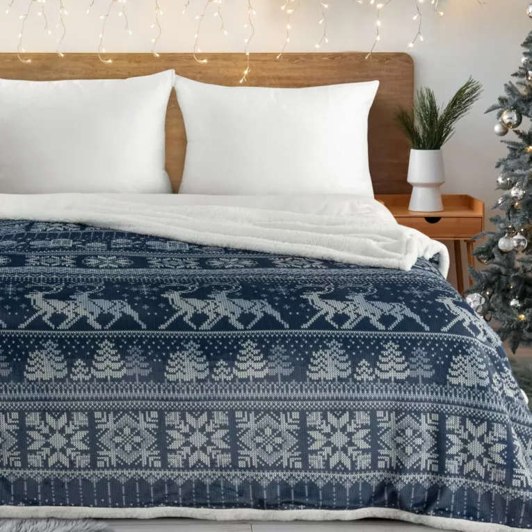 Koc dwustronny świąteczny 150x200 cm niebieski, biały z nadrukiem zimowym Eurofirany