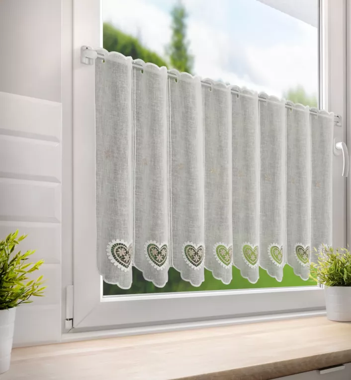 Tkanina firanowa zazdrostka z etaminy zdobiona haftowanymi ażurowymi sercami Eurofirany