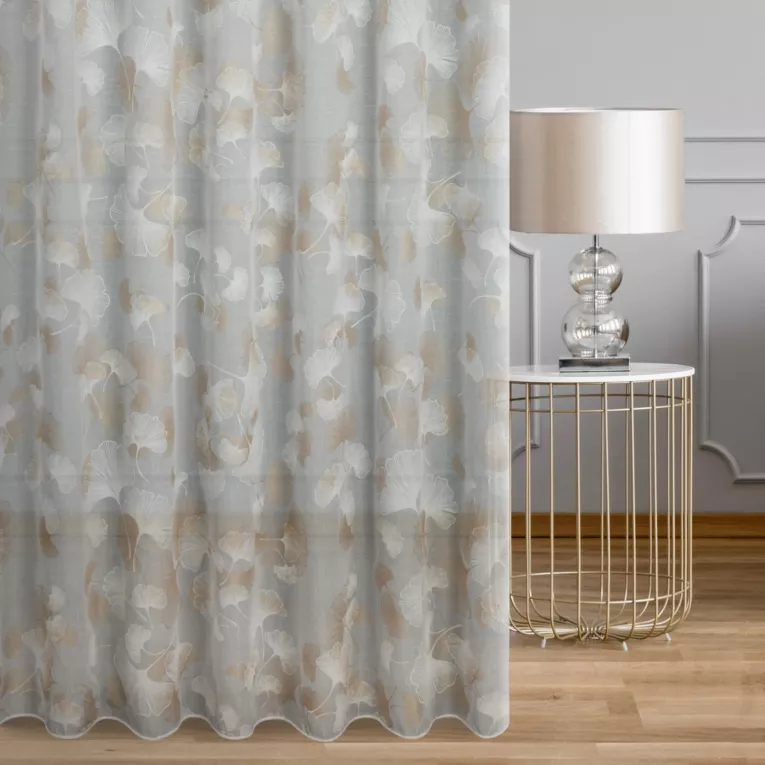 Firana szyta na taśmie 8 cm biało złota z tkaniny typu ETAMINA z delikatnie połyskującym, botanicznym nadrukiem na całości tkaniny, wykończona obciążnikiem