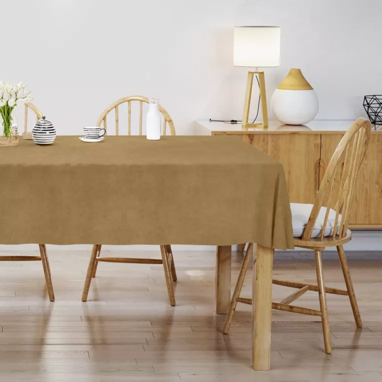 Obrus szyty DORA - HIT ciemnobeżowy z miękkiej tkaniny o welurowej strukturze