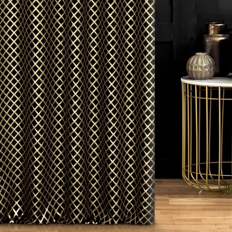 Zasłona szyta na taśmie fala czarno złota z szenilowej tkaniny w drobny geometryczny wzór przetykany błyszczącą nicią