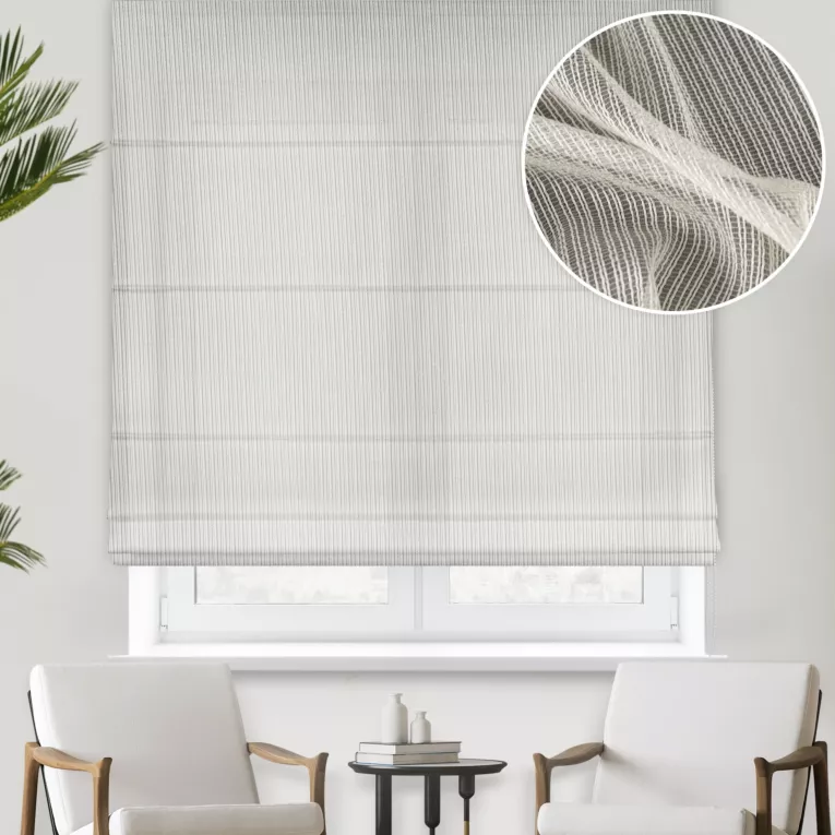 Roleta rzymska naturalna z drobnej siatki w pionowe prążki, wykończona obciążnikiem