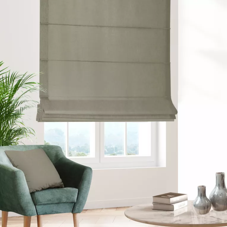 Roleta rzymska popielata z tkaniny z dodatkiem połyskującej nici, z widocznym ozdobnym splotem