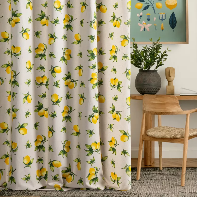 Zasłona szyta na tunelu naturalno żółta z tkaniny bawełnianej o naturalnym wyglądzie drukowanej w kolorowy wzór