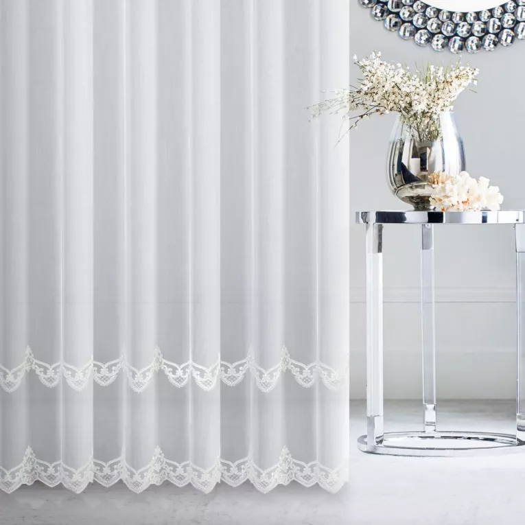 Firana szyta na taśmie 8 cm OCTAVIANA naturalna z matowej tkaniny ozdobionej kordonkowym wzorem ornamentowym