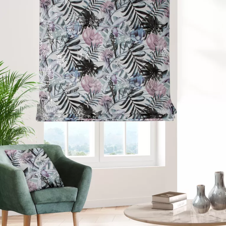 Roleta rzymska biało różowa miękka, welwetowa, z nadrukowanym motywem botanicznym i srebrnymi elementami