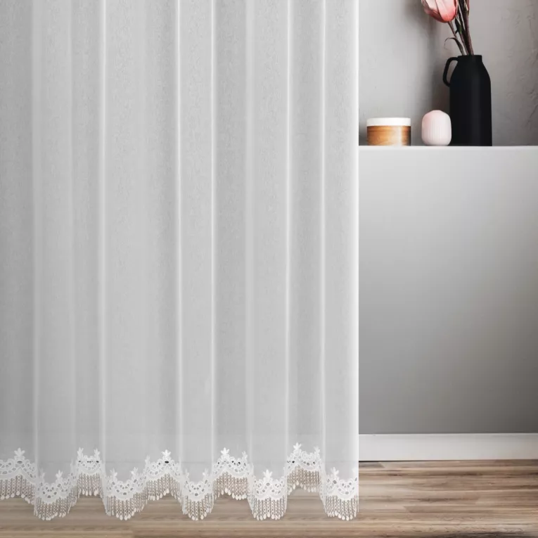 Firana szyta na tunelu biała z delikatnej MARKIZETA, zdobiona dołem aplikacją