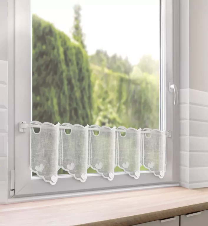 Tkanina firanowa zazdrostka zdobiona haftowaną aplikacją w kształcie serduszek Eurofirany