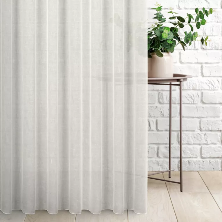 Firana szyta na taśmie 8 cm kremowa z grubej, matowej tkaniny o naturalnym splocie wykończona obciążnikiem