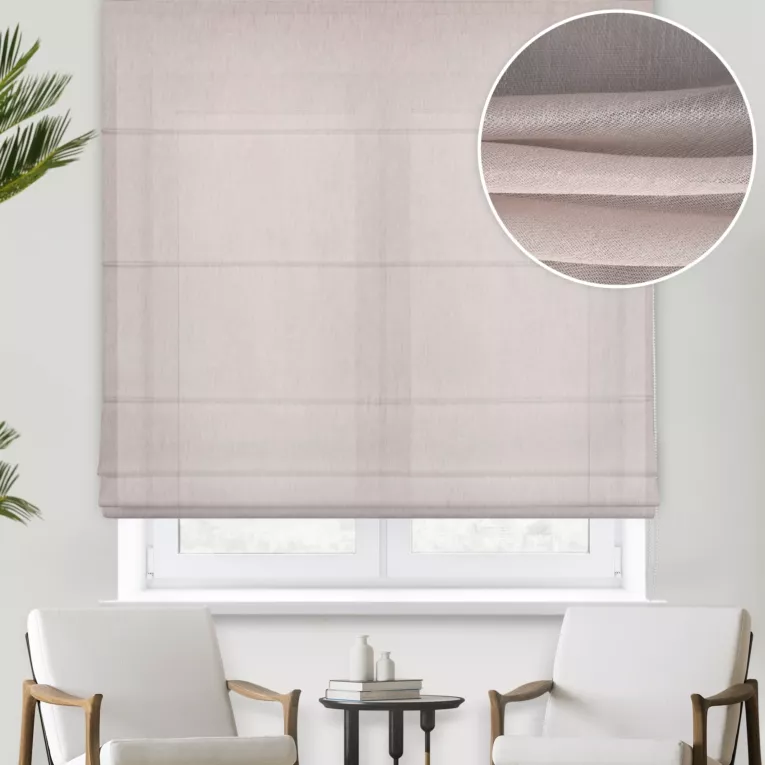 Roleta rzymska pudrowo różowa z tkaniny z efektem deszyku oraz dodatkiem połyskującej nici, wykończona obciążnikiem