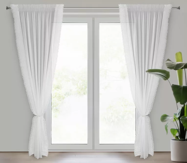 Firana biała z szyfonu zdobiona falbanami po bokach w zestawie ozdobny troczek 140x270 cm taśma LUISA Eurofirany