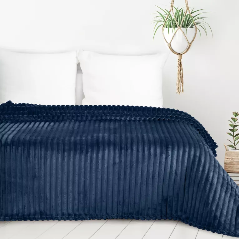 Koc flano 150x200 cm granatowy zdobiony wytłaczanym wzorem z efektem 3D SOFT DESIGN 91 Eurofirany