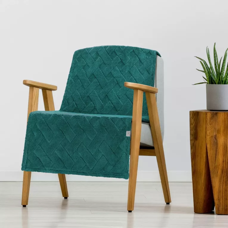 Narzuta na fotel-koc flano 70x160 cm ciemnozielona zdobiona wytłaczanym wzorem CARO DESIGN 91 Eurofirany