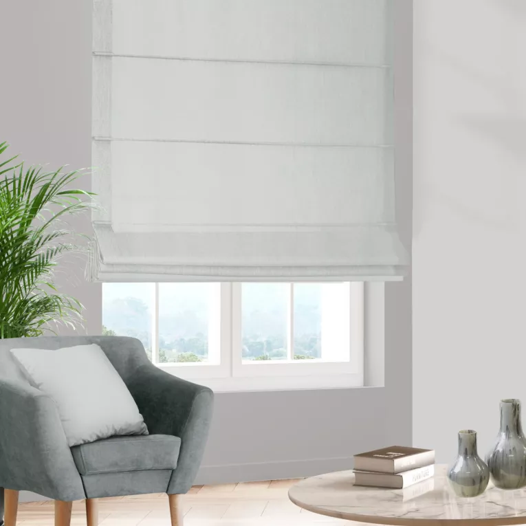 Roleta rzymska jasnoszara z tkaniny z dodatkiem połyskującej nici, z widocznym ozdobnym splotem