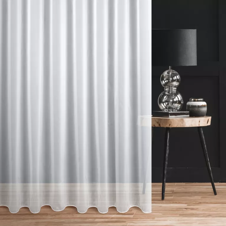 Firana szyta na flexach biała z delikatnej elaganckiej tkaniny, wykończonej obciążnikiem