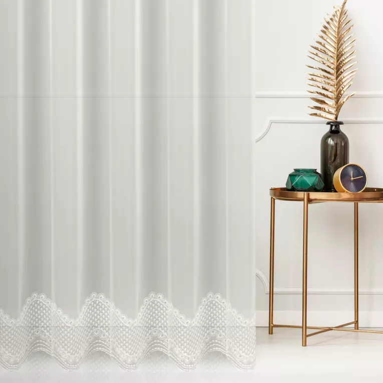 Firana szyta na przelotkach kremowa matowa tkanina Peru, zdobiona haftem ażurowym tworzącym jeden pas dołem