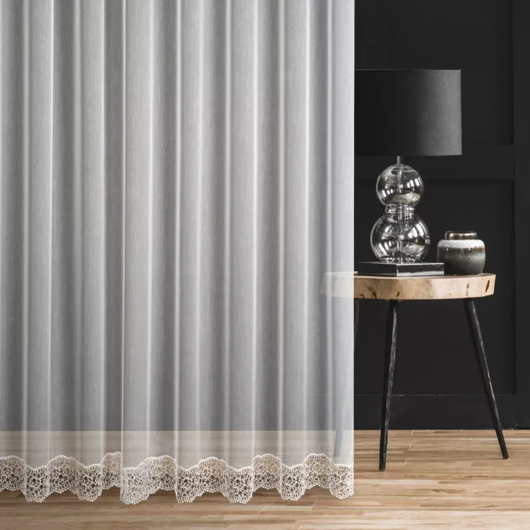 Firana szyta na taśmie 8 cm naturalna z delikatnej tkaniny typu aden zdobiona aplikacją