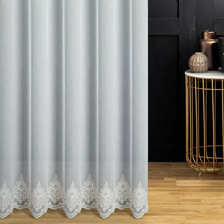 Firana szyta na przelotkach naturalna z miękkiej tkaniny typu ADEN z efektem deszczyku, zdobiona dołem haftem