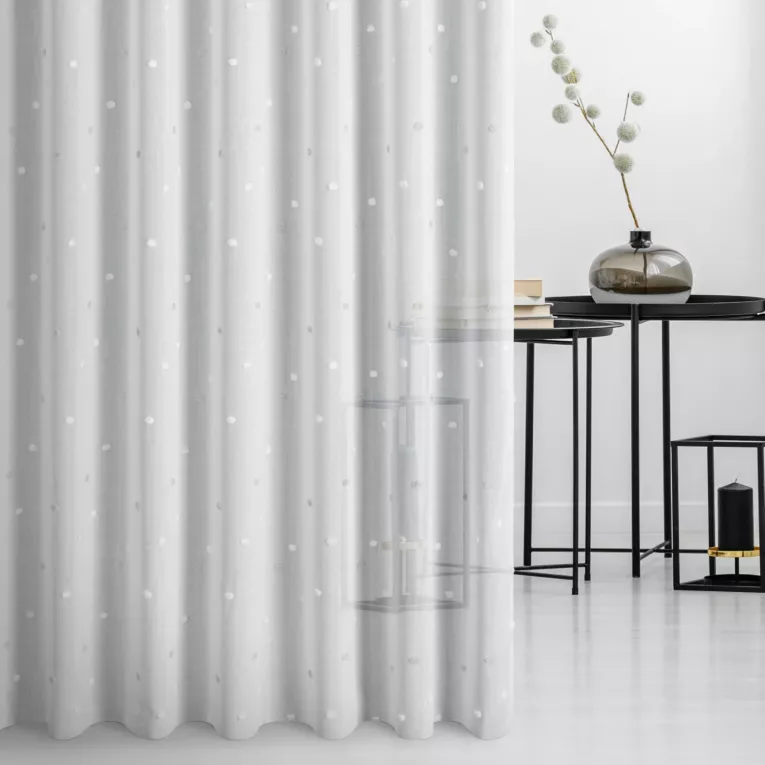 Firana szyta na flexach naturalno srebrna z matowej etaminy ozdobionej drobnym puchatym wzorem, wykończona obciążnikiem