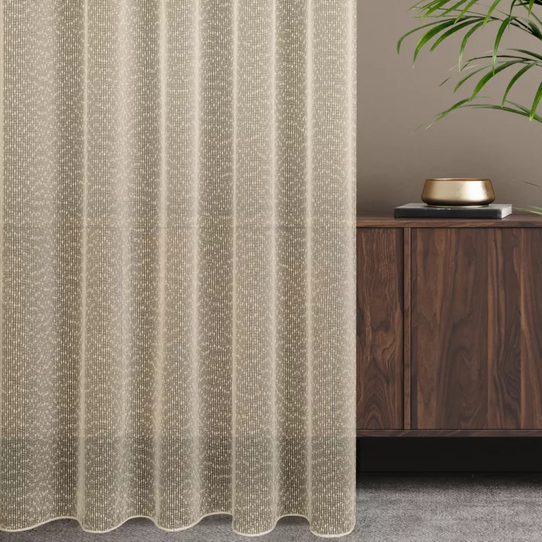 Firana szyta na przelotkach beżowa z miękkiej matowej tkaniny o strukturze siatki, wykończona obciążnikiem