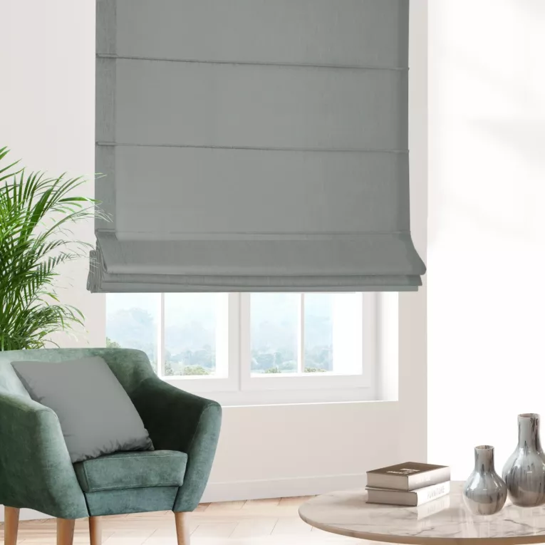 Roleta rzymska jasnostalowa z gładkiej zaciemniającej tkaniny typu dimout