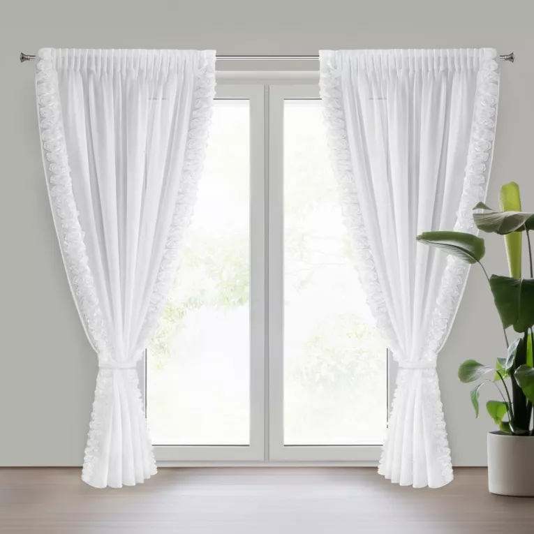 Firana biała z szyfonu zdobiona na brzegach pasem 3D róż z troczkiem w zestawie 140x270 cm taśma - ROSES Eva Minge Eurofirany