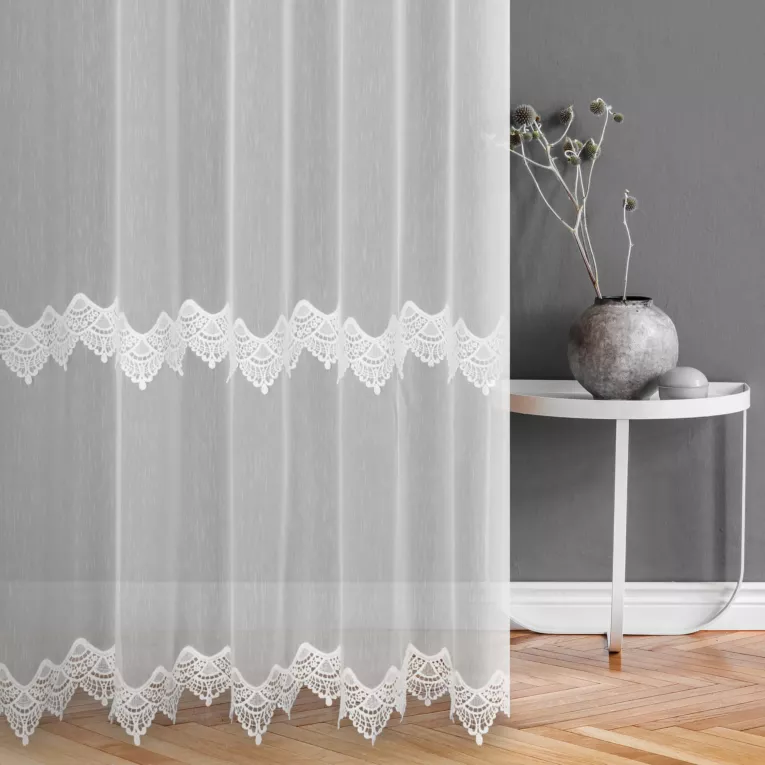 Firana szyta na flexach biała z miękkiej w dotyku tkaniny typu aden, zdobionej aplikacją w postaci poziomych pasów u dołu tkaniny