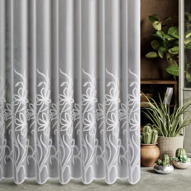 Firana szyta na flexach biała z tkaniny typu aden zdobionej roślinnym haftem