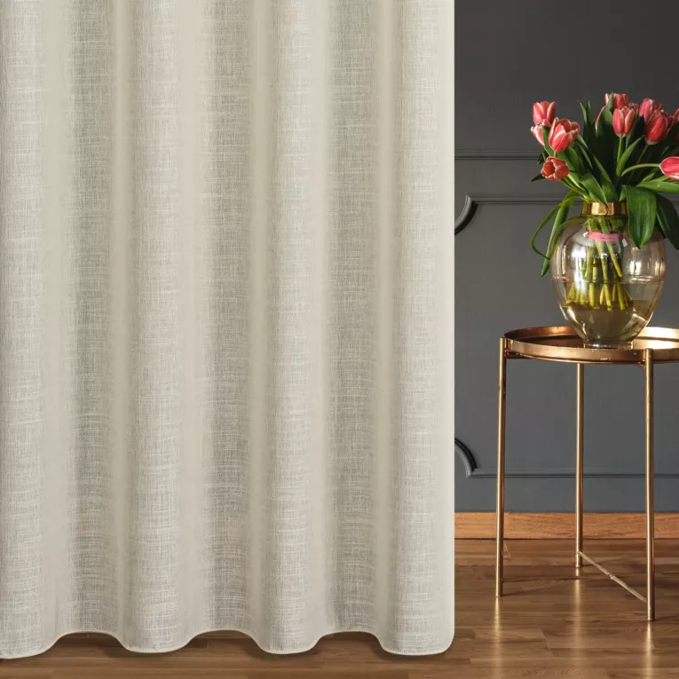 Firana szyta na tunelu kremowa z delikatnej etaminy wykończonej obciążnikiem