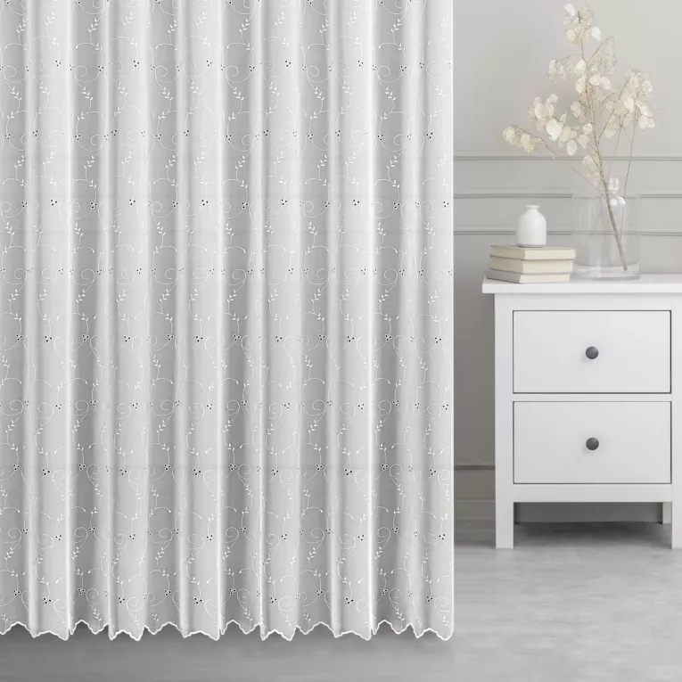 Firana szyta na taśmie fala TESSA biała z matowego tiulu haftowanego w drobny roślinny wzór z ażurem