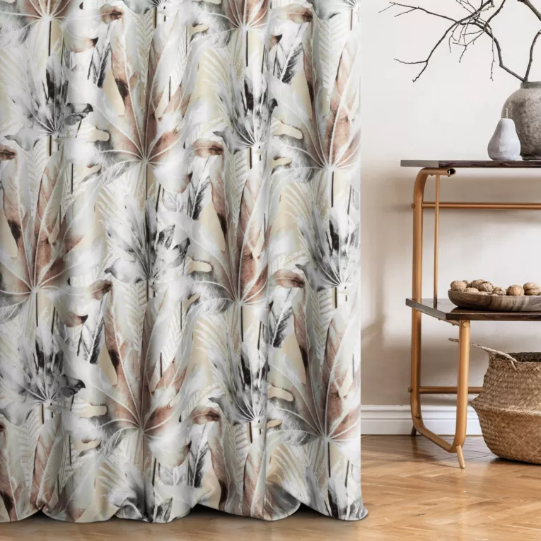Zasłona szyta na taśmie fala beżowo popielata z miękkiej tkaniny typu blackout drukowanej we wzór botaniczny