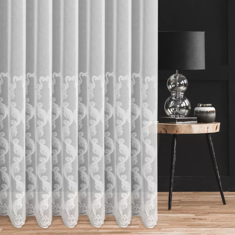 Firana szyta na przelotkach biała z tkaniny typu ETAMINA zdobionej łańcuszkowym haftem