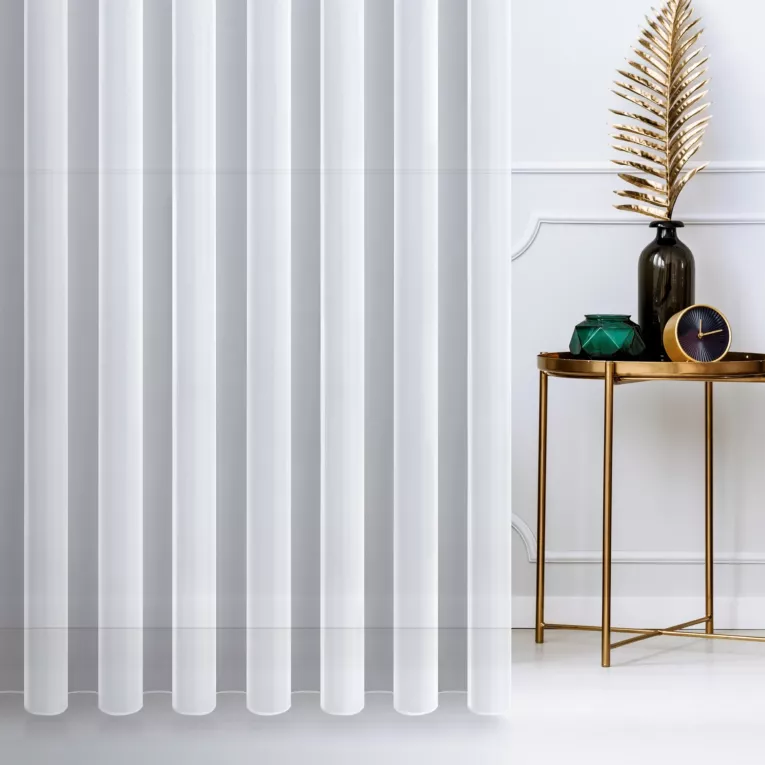 Firana szyta na przelotkach biała z matowego jedwabiście miękkiego woalu, wykończona obciążnikiem