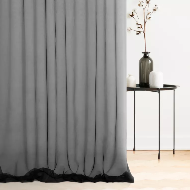 Firana szyta na przelotkach czarna z matowej miękkiej w dotyku tkaniny PERU, wykończona obciążnikiem